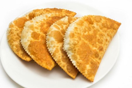 Чебуреки на тарелке