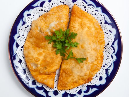 Чебуреки на тарелке