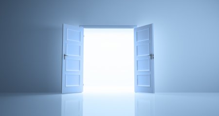 Открытая деревянная дверь