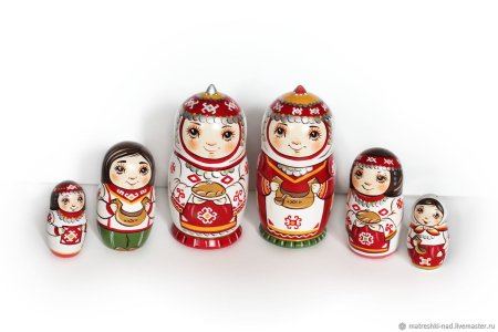 Матрешки в национальных костюмах народов России