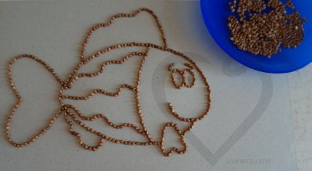 Выкладывание узоров из крупы