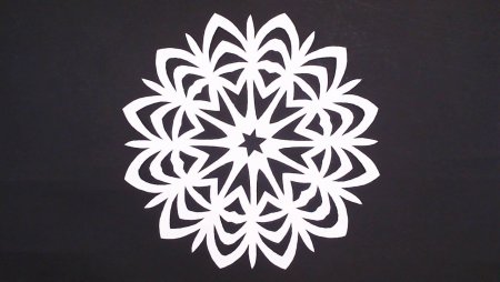 Снежинки из бумаги