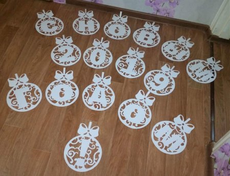 Буква с в елочной игрушке на окна
