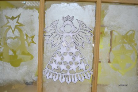 Рисование зубной пастой на окнах к новому году