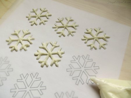 Снежинки из шоколада для украшения тортов