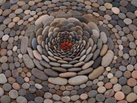 Мозаика из разноцветных камешков