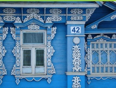 Русская изба с резными наличниками