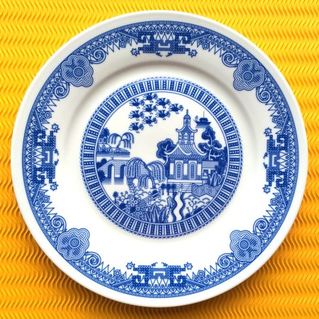 Тарелка с графическим рисунком