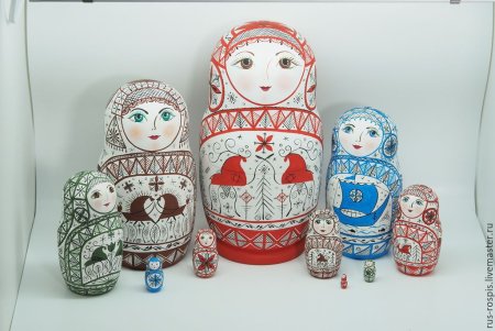 Матрёшка в стиле мезенской росписи