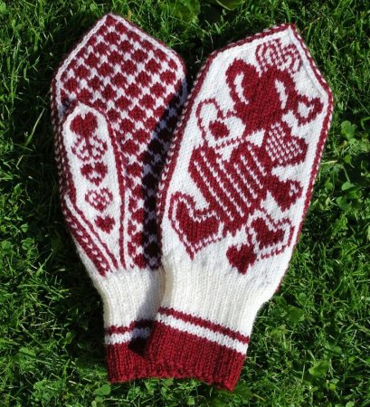 Вязаные варежки с орнаментом