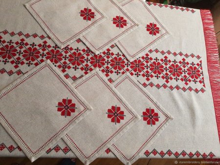 Русская вышивка на скатерти