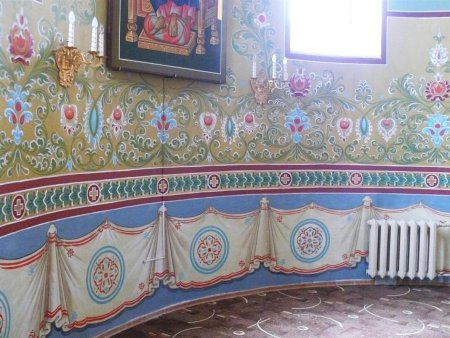 Орнаментальная роспись стен в храме