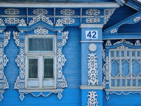 Русская изба с резными наличниками