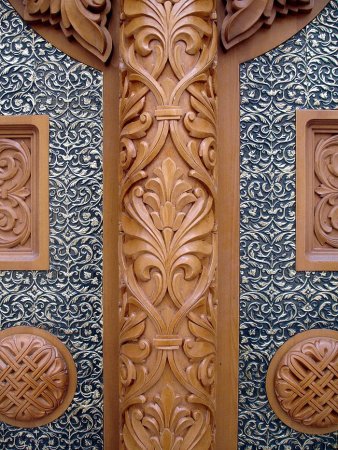 Рельефная резьба (прорезная и накладная).