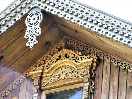 Прорезная резьба по дереву причелина