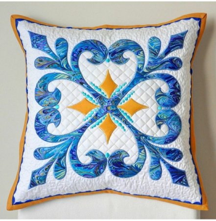 Декоративные подушки с орнаментом