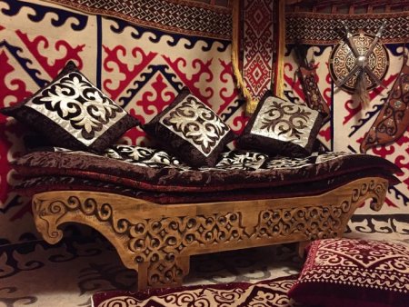 Казахский орнамент на мебели