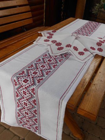 Вышитые скатерти и дорожки