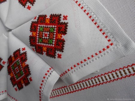 Скатерть из канвы с вышивкой