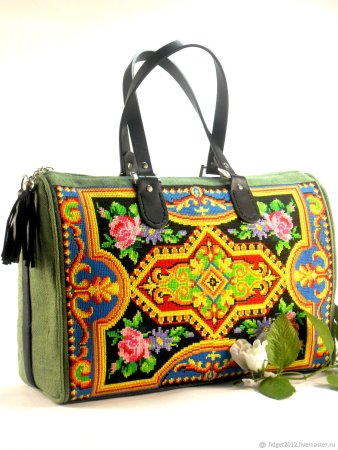 Зеленая сумка с вышивкой
