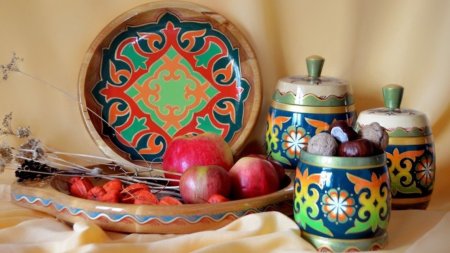 Казахский орнамент на посуде