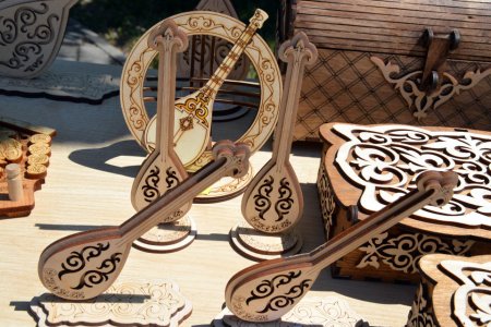 Казахские национальные сувениры из дерева