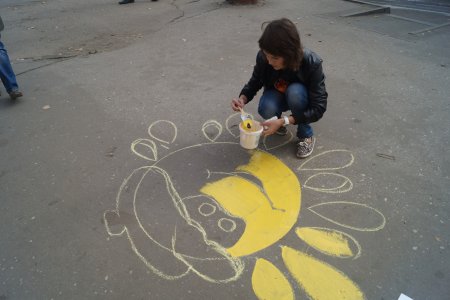 Рисуем краской на асфальте