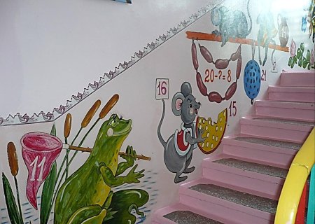 Декор лестницы в детском саду
