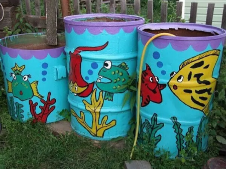 Украшение бочек на даче
