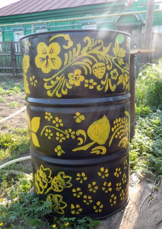 Разрисованные бочки на даче