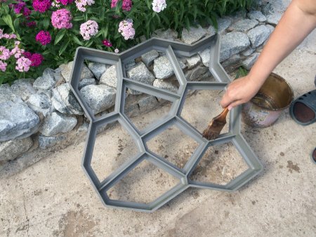 Форма для садовых дорожек
