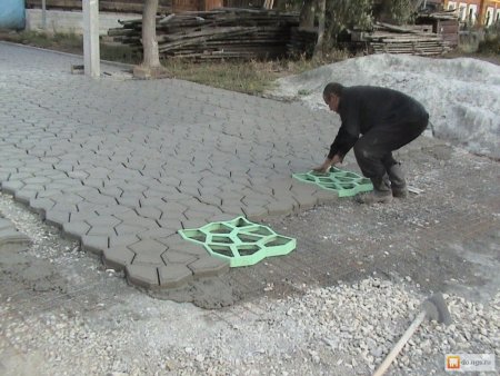 Форма для заливки бетонных дорожек