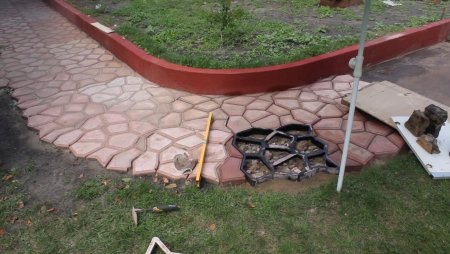 Дорожка из формы на даче