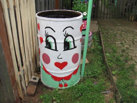 Декорируем бочки на даче