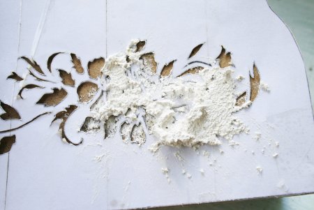 Розы из штукатурки на стене