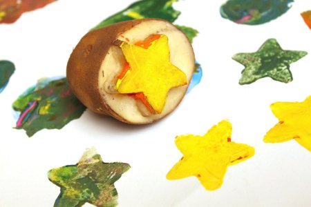 Рисование оттисков печатками из картофеля