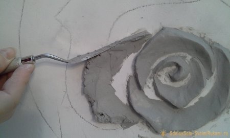 Розы из штукатурки на стене