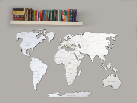 Карта мира вырезанная из дерева