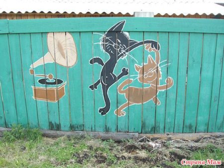 Несложные рисунки на заборе