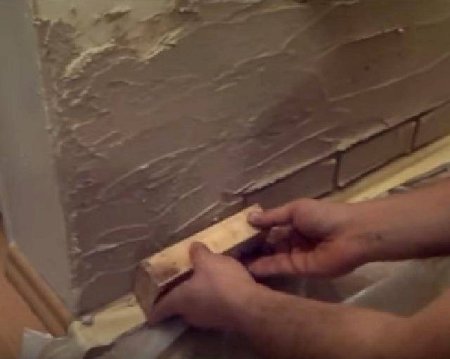 Кирпичики из шпаклевки на стене