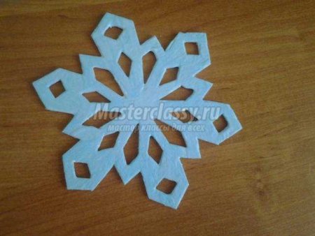 Большие снежинки из потолочной плитки