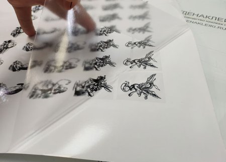Вырезка наклеек на самоклеющейся пленке