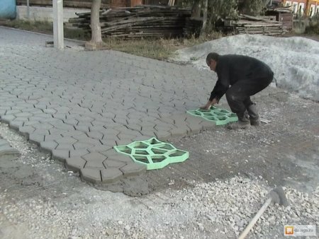 Форма для заливки бетонных дорожек