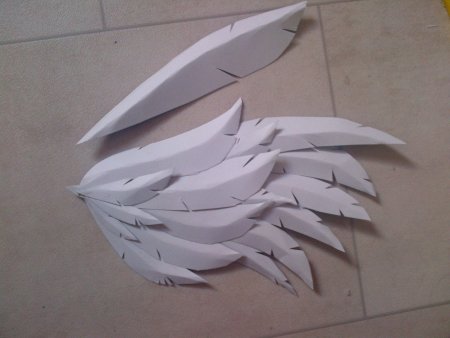 Крылья из бумажных перьев