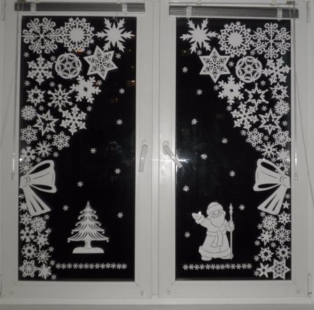 Новогодние окна украшенные