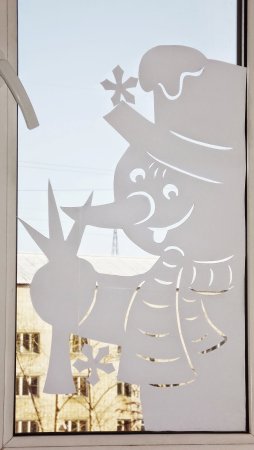 Украшения на окна заглядывают в окно