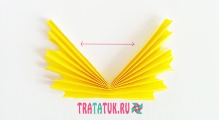 Лист клена из бумаги сложенной гармошкой