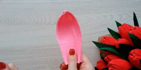 Лепестки тюльпана из гофрированной бумаги своими