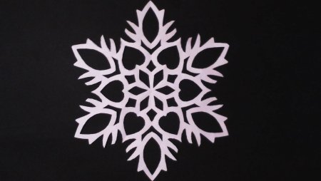 Резные снежинки из бумаги