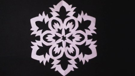 Резные снежинки из бумаги